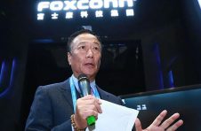 由于COVID-19关闭，富士康的利润暴跌了近90％