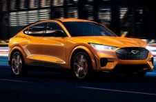 福特宣布为野马Mach-E GT推出新的Cyber​​橙色金属色