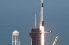 SpaceX的载人飞船成功发射并停靠