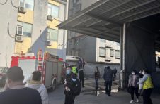 奋不顾身！跨越人英勇救火获点赞！