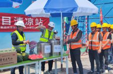 项目“清凉站”，给工友“送清凉”